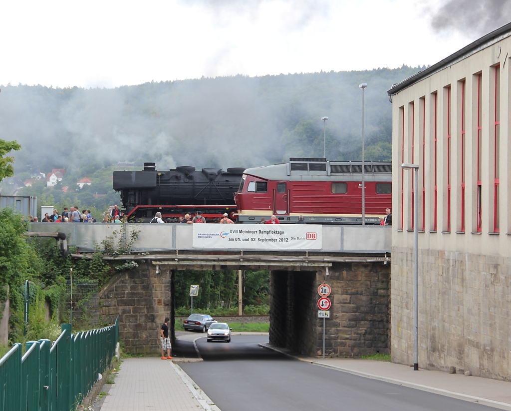 Mindestens einmal im Jahr wird Meiningen zum Zentrum der Welt aller Dampf- und Diesel-Freunde. Zusammen mit den Rauchschwaden ber dem Betriebswerk verbreitet sich auch die nostalgische Stimmung. Jedes Jahr ein Highlight. Aufgenommen am 01.09.2012.