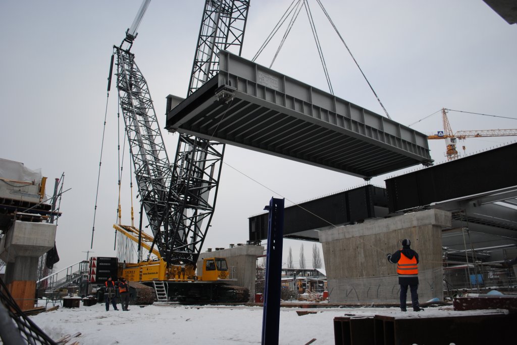 minus 10 am 19.12.2010 in Berlin Ostkreuz werden die Fahrbahnteile fr die S-Bahn montiert.