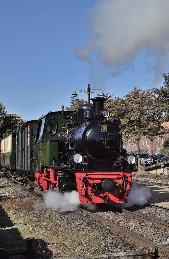 Mir Dampf zieht die Nr. 20 Haspe den Personenzug aus dem Bahnhof Schierwaldenrath am Sonntag den 30.9.2012....zur Freude zweier Fotografen ffnete der Lokfhrer dann mal eben die Ventile und der Dampf konnte kamerawirksam aus den Zylindern strmen.....dank also an den TF fr diese herrliche Ausfahrszene...