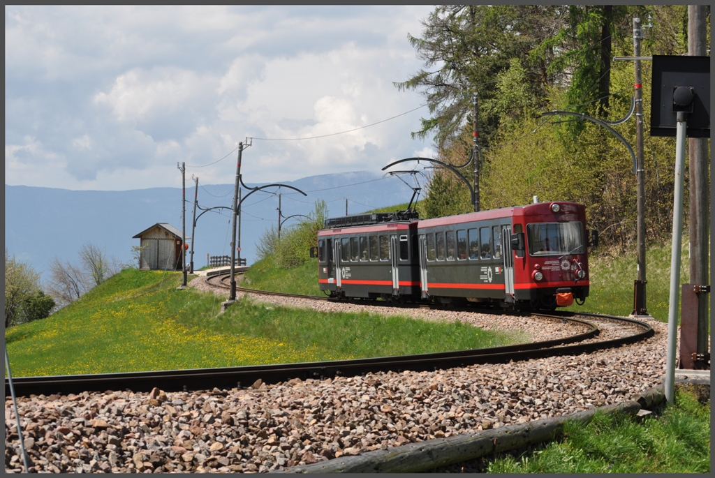Mir gefllt die Neubemalung der ehemals orangen Trogenerbahn Triebzge sehr gut. Sie sehen aus wie fabrikneue Zge. Hier ist der BDe 4/8 24 bei Wolfsgruben unterwegs. (08.05.2012)