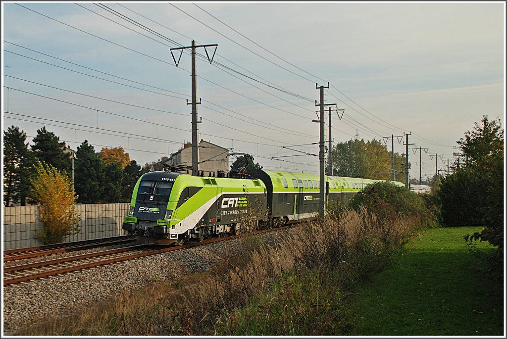 Mir persnlich gefllt er recht gut - der CAT im neuen Design. Deshalb habe ich mich auch entschlossen, ihn zu fotografieren. Dieses Bild von der 1116 141 entstand am 23.10.2010 um 15.45 nach dem Zvbf. Im Hintergrund ist die nach Wien Schwechat fahrende alte CAT-Garnitur zu erkennen.