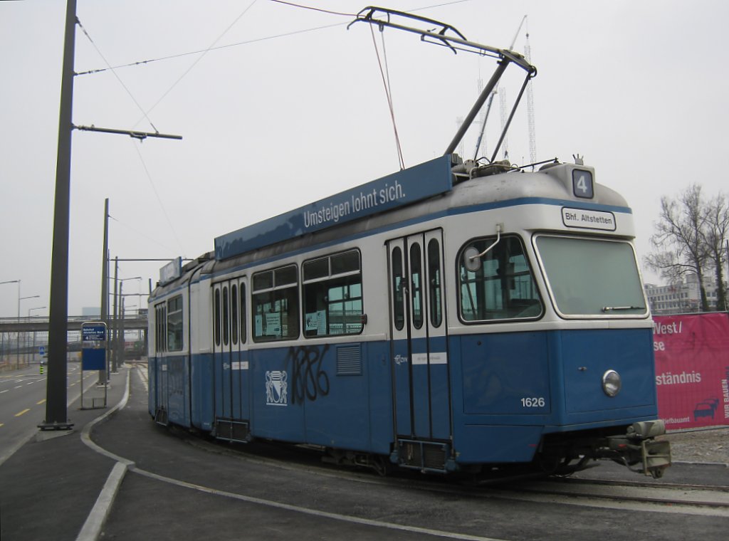Mirage 1626 als Vorbote des Tram Zrich-West, abgestellt bei der zuknftigen Tram-Haltestelle Zrich Altstetten, 15.02.2011.