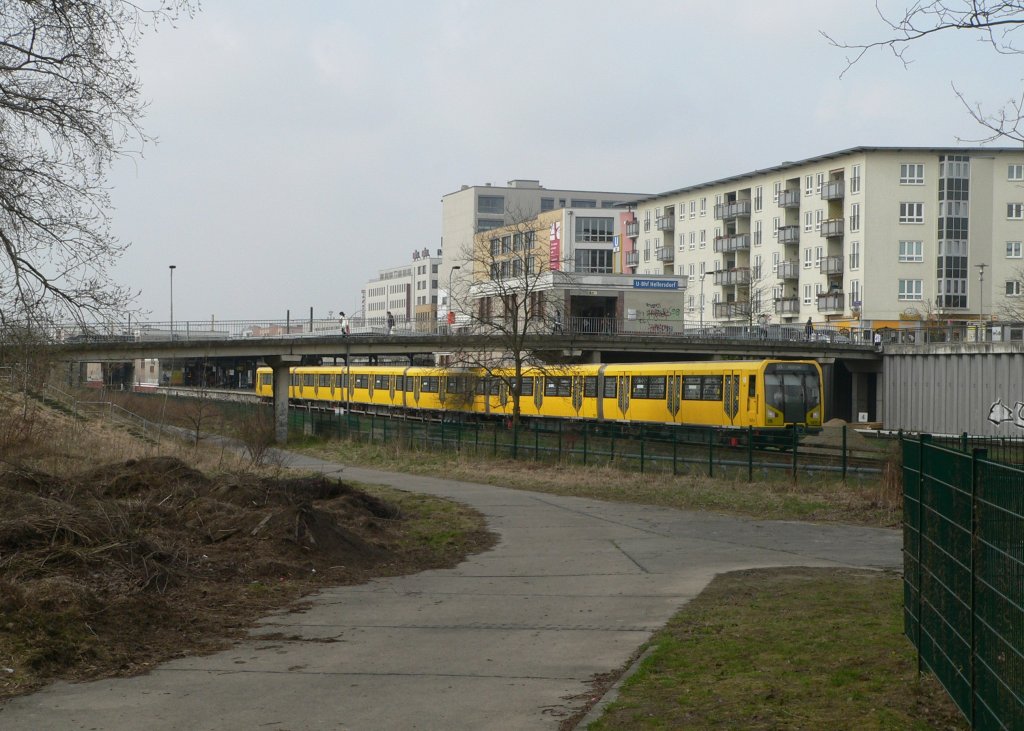 Mischung aus dnis und Grostadtleben in Hellersdorf, 2.4.2011