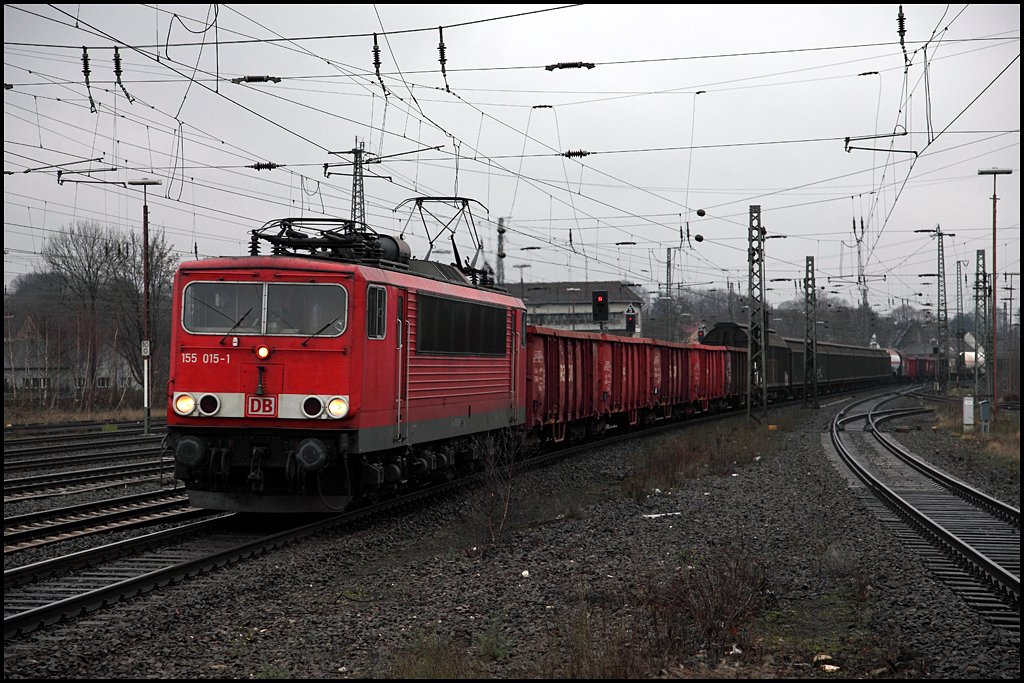 Misstwetter.... 155 015 (9180 6155 015-1 D-DB) durchfhrt mit einem langen Gterzug den Bahnhof Schwerte(Ruhr) zum Rangierbahnhof Hagen-Vorhalle. (12.12.2009)