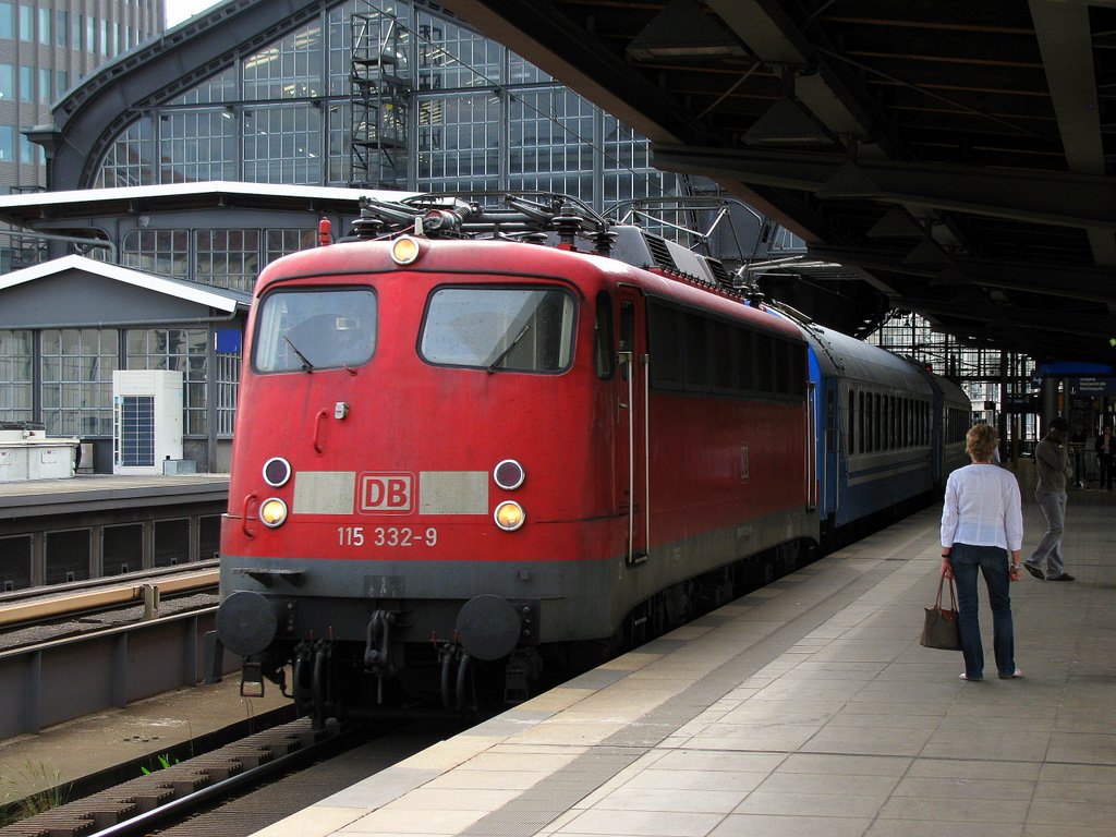 Mit 115 332-9 beginnt nun meine Serie vom Bahnbildertreffen am 12.06. in Berlin. Hannes und ich beendeten unsere Reise gegen 8:40 an der Friedrichstr. in der Hoffnung dort Sonnenbilder machen zu knnen. So war es dann auch bei dem D aus Saratov, welcher pnktlich und letzmalig mit einer 115er Berlin erreichte.