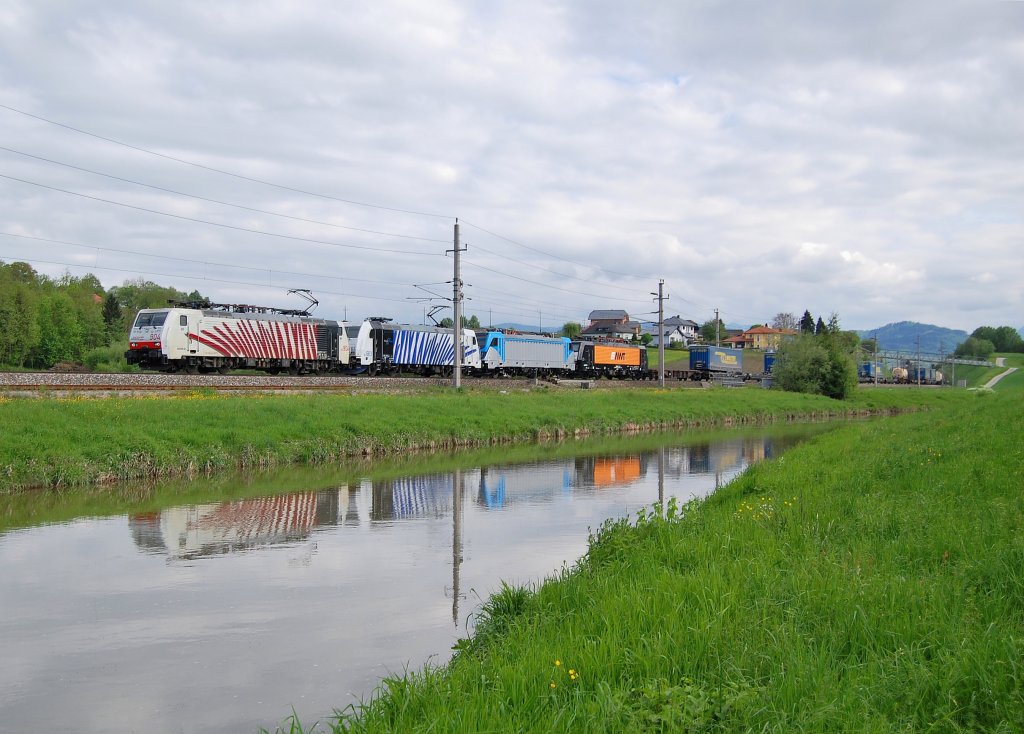 Mit der 189 904 an der Spitze ist dieser umgeleitete 
und eigenwillig bespannte Zug am 05.05.2013 auch in 
Wartberg an der Krems durchgeahren.