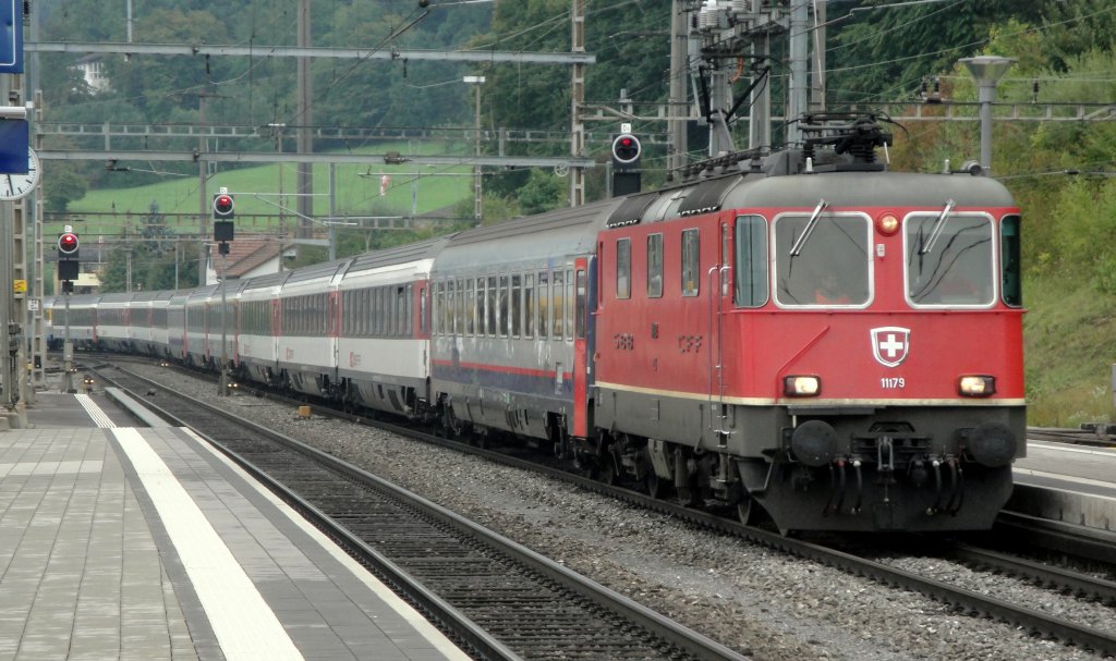 Mit 2 Kompositionen Chur-Brssel als IR Basel-Zrich HB fhrt die Re 4/4  11179 am 01.09.11 in Stein-Sckingen ein. Am Zug erkennt man gut, dass die SBB momentan zu wenig 1. Klassewagen besitzen, um die Apm 61 zu modernisieren (alle noch in grau). Die 11179 ist wahrscheinlich die einzige 420-er im Personenverkehr ohne Klimaanlage.