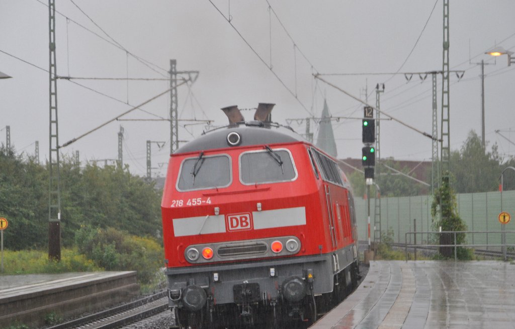 Mit 20. Minuten Versptung verlsst 218 455-4 Lehrte. Grund war wohl eine Strung an der Lok. Zu regnetete es auch im strmen.
