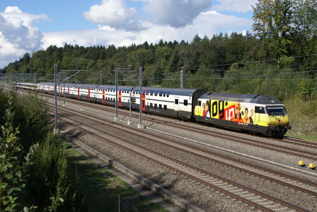 Mit 200 km/h fhrt die Re 460 053-2 mit einem verstrkten IC 2000 auf der NBS an mir vorbei. Aufgenommen am 10.9.10 bei Herzogenbuchsee.