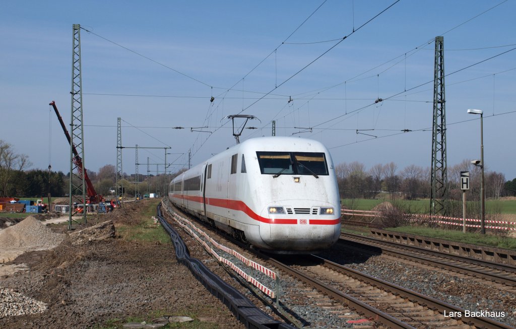 Mit 200 Sachen kachelt der ICE 789 Hamburg-Altona - Mnchen Hbf durch Ashausen Richtung Hannover Hbf. Aufgenommen am 07.04.10.