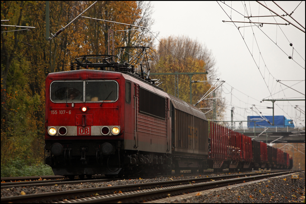 Mit 200mm Tele konnte die 155 107 (9180 6155 107-6 D-DB) bei der Talfahrt abgelichtet werden. Ziel des Gterzuges drfte der Rangierbahnhof Hagen-Vorhalle sein. (05.11.2010)