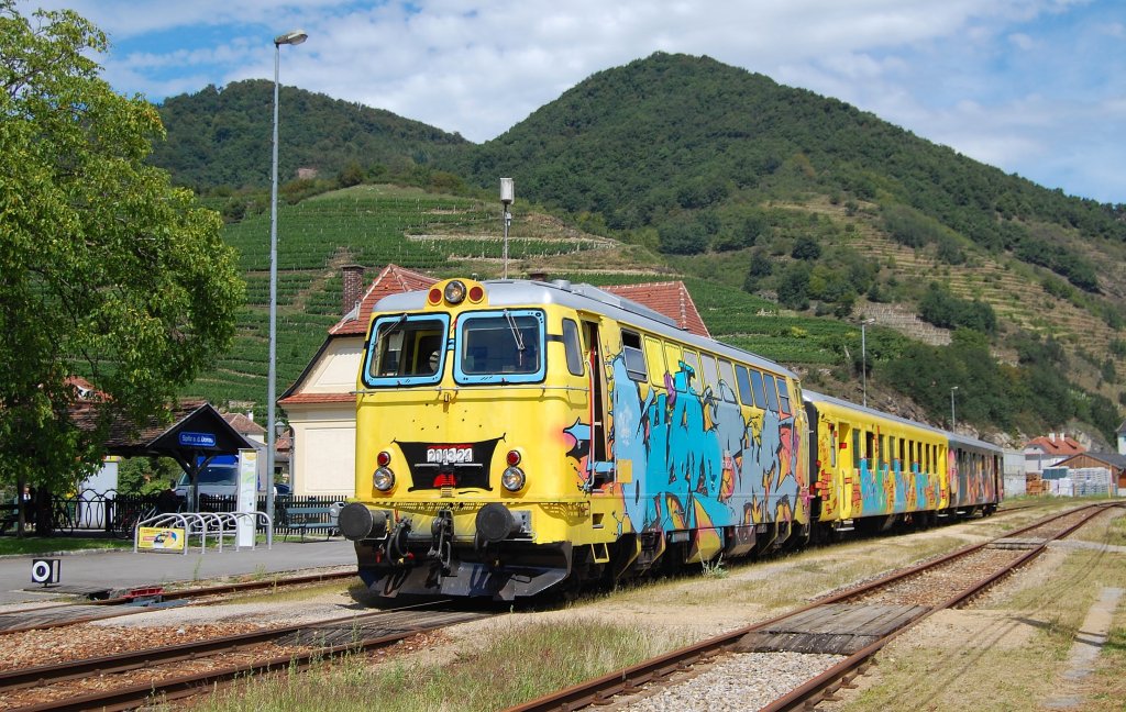 Mit der 2043.24 als Zuglok wartet am 14.08.2011 der
R 16902 in Spitz an der Donau auf seine Abfahrt.