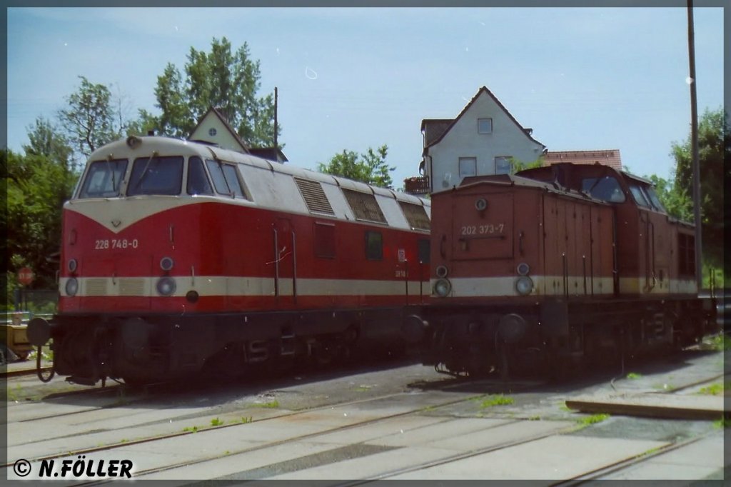 Mit 228 748 und 202 373 warten zwei typische DR Lokomotiven im Bw Sonneberg auf neue Aufgaben im September 1996