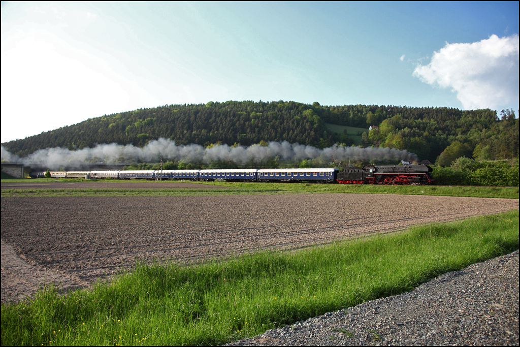 Mit 24mm wurde die 01 533 bei Harsdorf auf dem Weg nach Mnchen abgelichtet. (22.05.2010)