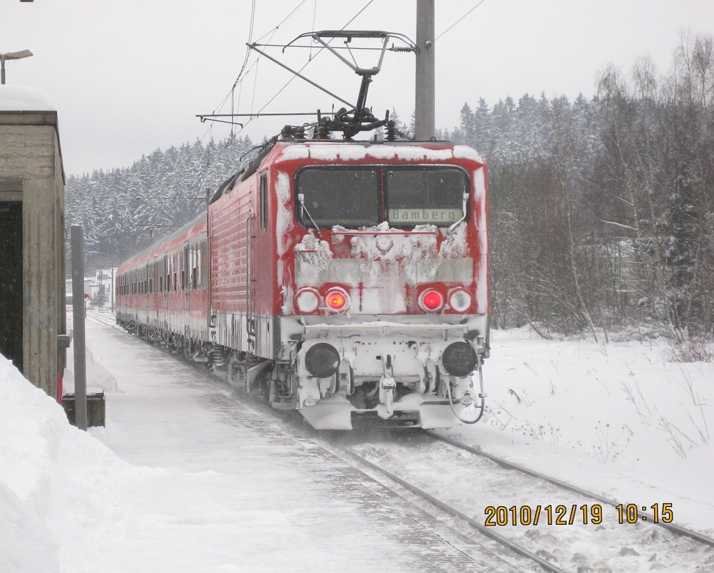 Mit 25 Minuten Versptung verlsst die RB 37617 nach Bamberg mit 143 341 am 19.12.10 den Bahnhof Stockheim(Oberfr) Richtung Kronach.