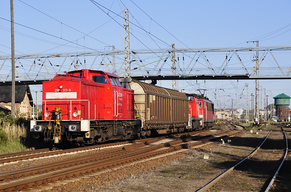mit 291 901 + 155 024 im Schlepp verlt 298 313 den Bf Stralsund am 01.10.2010