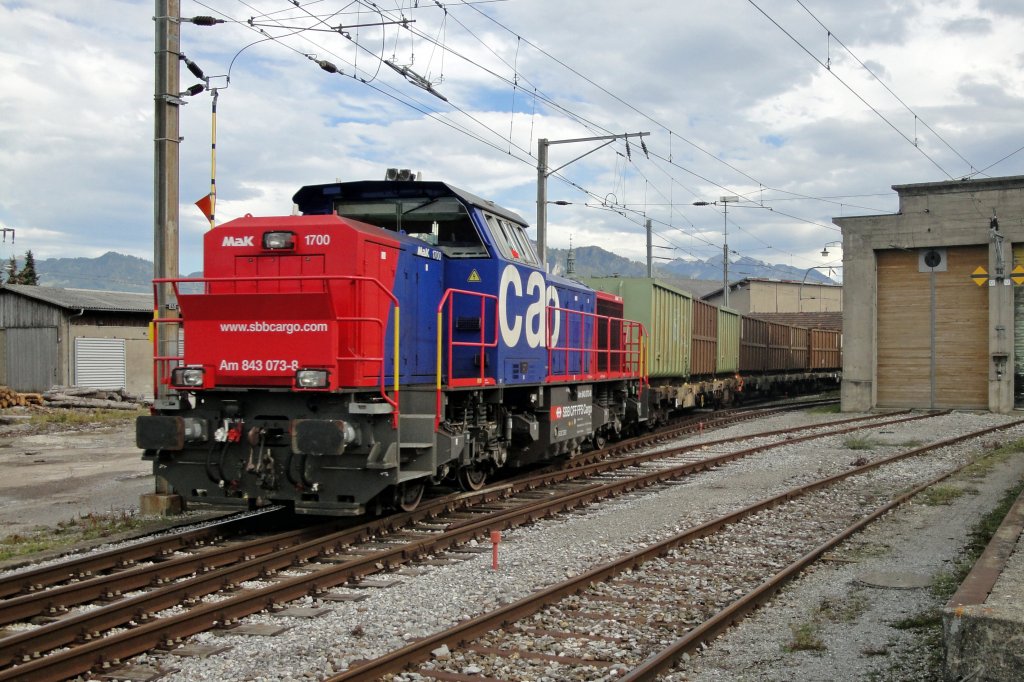 Mit 3 Containertragwagen rollt die Am 843 073-8 vom Freiverlad in Bulle hinter dem Depot hervor. (04.10.10)