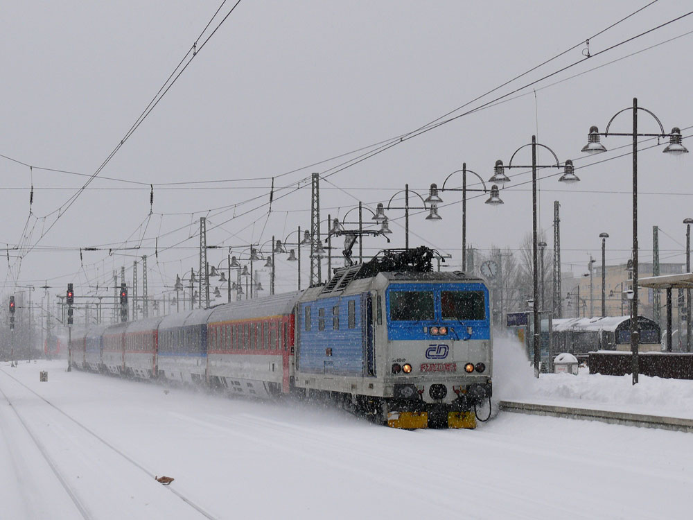 Mit +40 und einer Wolke aufgewirbelten frischen Schnee bringt CD 371 201  Gottlieb  (ex DB 180 001) den EC 176 aus Brno (Brnn) nach Dresden Hbf. (15.12.2010)
