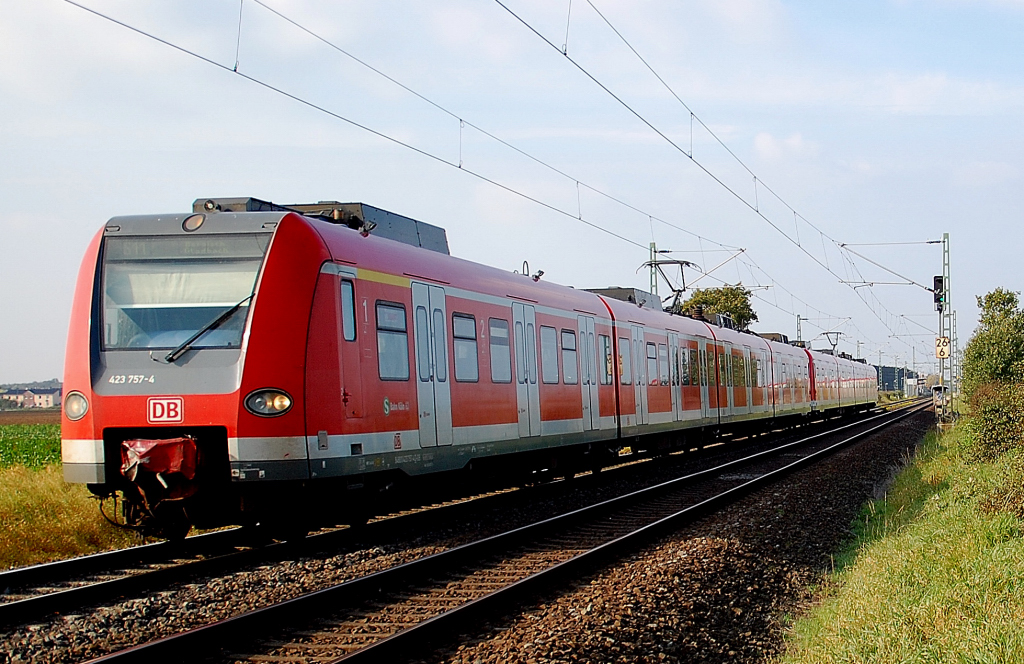 Mit 423 195-7 als Anhang fhrt 423 757-4 aus dem Haltepunkt Allerheiligen aus um als S11 nach Bergisch Gladbach zu fahren. 18.10.2010