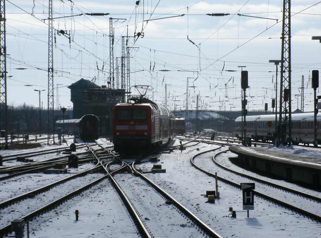 Mit 4h und 38min Fahrzeit erreicht RE 18506 aus Falkenberg,am 11.Februar 2012,gezogen von 112 189,das Ziel Stralsund. 