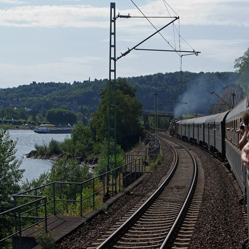 Mit der 52 8132-0 den Rhein hinab auf der rechten Rheinseite. Hier am 21.08.2011 kurz vor Leutersdorf.