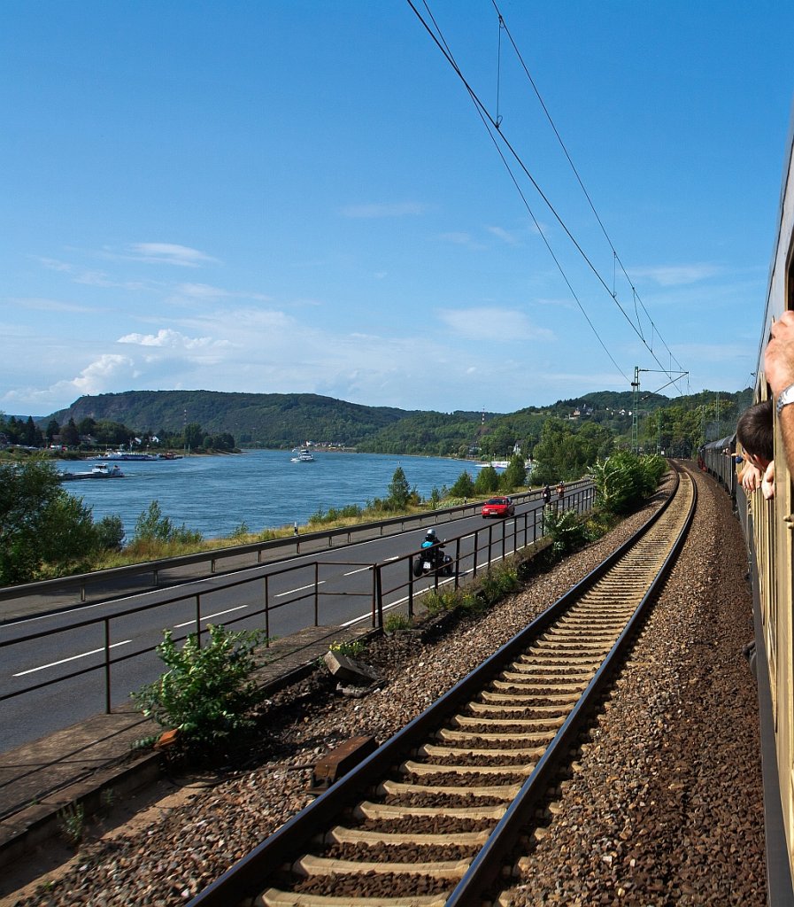 Mit der 52 8132-0 den Rhein hinab auf der rechten Rheinseite. Hier am 21.08.2011 kurz hinter Neuwied.