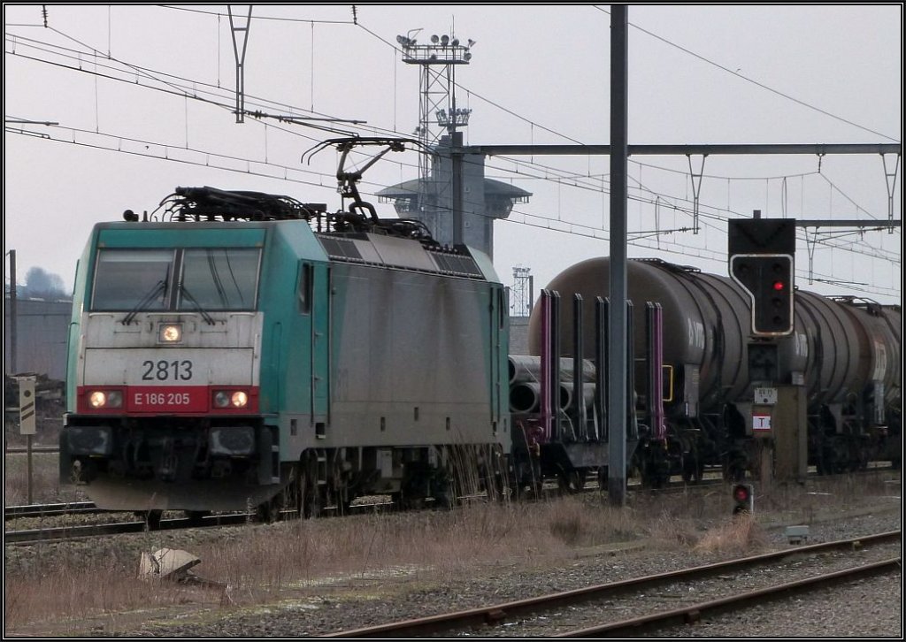 Mit 60 km/h durch Montzen Gare. Eine belgische Cobra (2813) ist mit ihrer Gterfracht unterwegs nach Aachen West. Aufgenommen im Februar 2013.