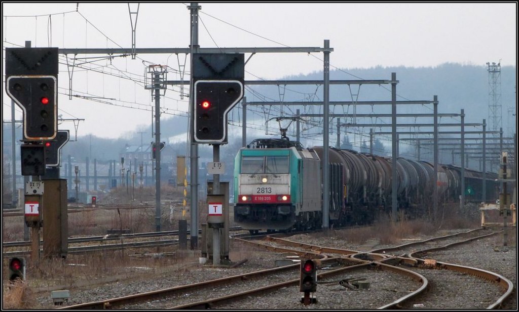 Mit 60 Km/h durch Montzen Gare. Momentaufnahme eines Gterzuges bei der Durchfahrt
in Montzen (Belgien). Als Zugpferd die 2813. Aufnahme vom Mrz 2013.