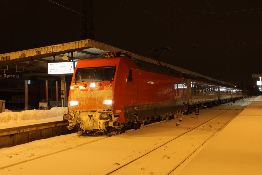 Mit 60 Minuten Versp�tung erreichte CNL 1247 von Berlin-Lichtenberg nach M�nchen-Ost den Bahnhof Magdeburg Hbf auf Gleis 7. Gezogen wurde der Zug von 101 069-3. Fotografiert am 27.12.2010 gegen 00:05 Uhr. 