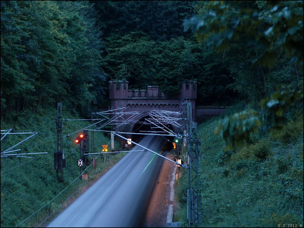 Mit 8 Sekunden Belichtungszeit mal ein Experiment am Gemmenicher Tunnel eines
einfahrenden Gterzuges in die Rhre. Originalfoto ohne Bearbeitung. Aachen im August 2012.F:3,7 Iso: 100 S: 8 sek.