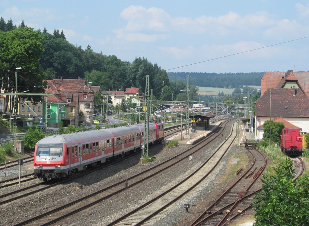 Mit 80-34 325 Bnrbdzf 480.4 an der Spitze und schiebender 111 213-5 verlsst am 09. Juli 2013 eine Regionalbahn von Saalfeld (Saale) nach Nrnberg Hbf den Bahnhof Kronach. 