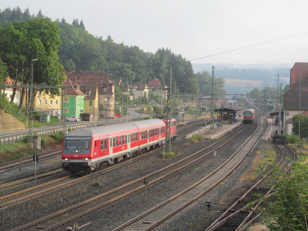 Mit 80-35 139 (Bnrdzf 483.0) an der Spitze verlsst am 07. August 2013 eine Regionalbahn nach Nrnberg Hbf den Bahnhof Kronach.