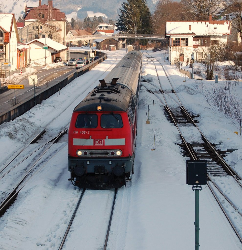 Mit 9 Minuten Versptung zieht die Ulmer 218 456-2 am 20. Februar 2010 ihren IC 2085 in den Bahnhof von Immenstadt. Dort steht nun erstmal ein Umsetzmnover fr die Lok und ein kleiner Fumarsch fr mich an. Ein freundlicher Gru geht an dieser Stelle schon mal an den Tf des  zuverlssigen Bundesbahndiesels .