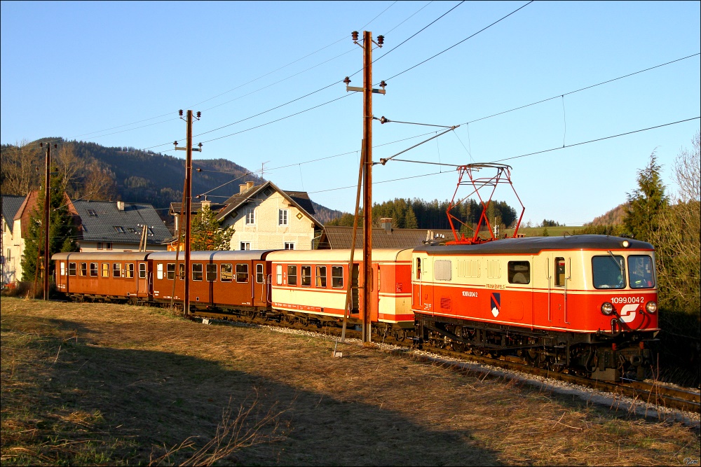 Mit den allerletzten Sonnenstrahlen dieses Tages fhrt 1099 004 mit dem R 6815 von St.Plten nach Mariazell. 
Annaberg 17.04.2010