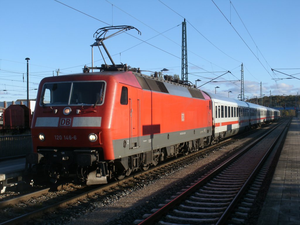 Mit angelegten,vorderen Stromabnehmer erreichte 120 146,am 28.Oktober 2012,Bergen/R�gen.Die Lok bespannte den IC 2356 Binz-Frankfurt/Main Hbf.