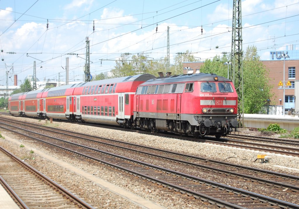 Mit einer aus Doppelstockwagen gebildeten Regionalbahn nach Mhldorf ist die 218 445-5 der Sdostbayernbahn am 25.5.2010 auf dem Weg zu ihrem Zielbahnhof. Das Bild konnte ich am Heimeranplatz aufnehmen.