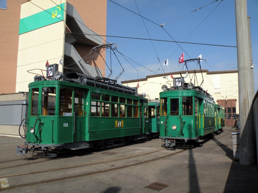 Mit den Basler Rolli am Fasnachtsbummel: Be 2/2 156 mit B3 1303 und Be 2/2 181 mit dem B2 1193 auf dem Hof der Hauptwerkstatt. Die Aufnahme stammt vom 03.03.2013.