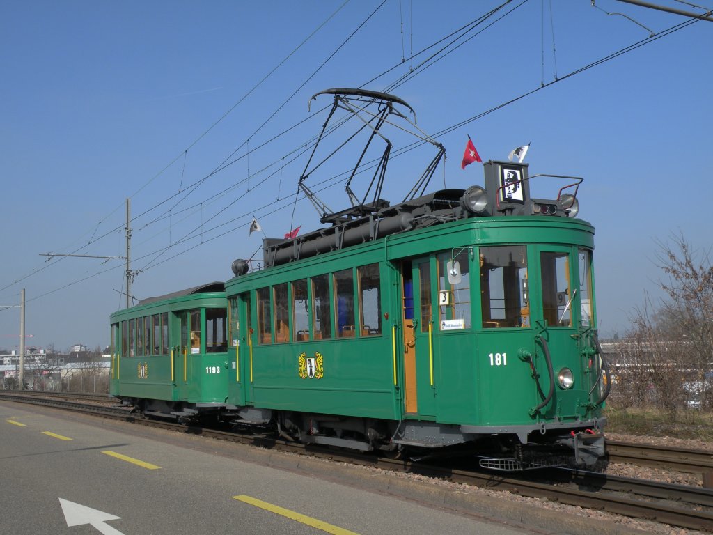 Mit den Basler Rolli am Fasnachtsbummel: Be 2/2 181 und dem B2 1193 auf dem Weg ins Depot Dreispitz. Die Aufnahme stammt vom 03.03.2013.
