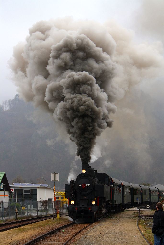 Mit beachtlicher Dampf/Rauchwolke verlsst die NLB 93.1420 mit dem SR 14602 am 15.April 2012 den Bf. Lilienfeld.