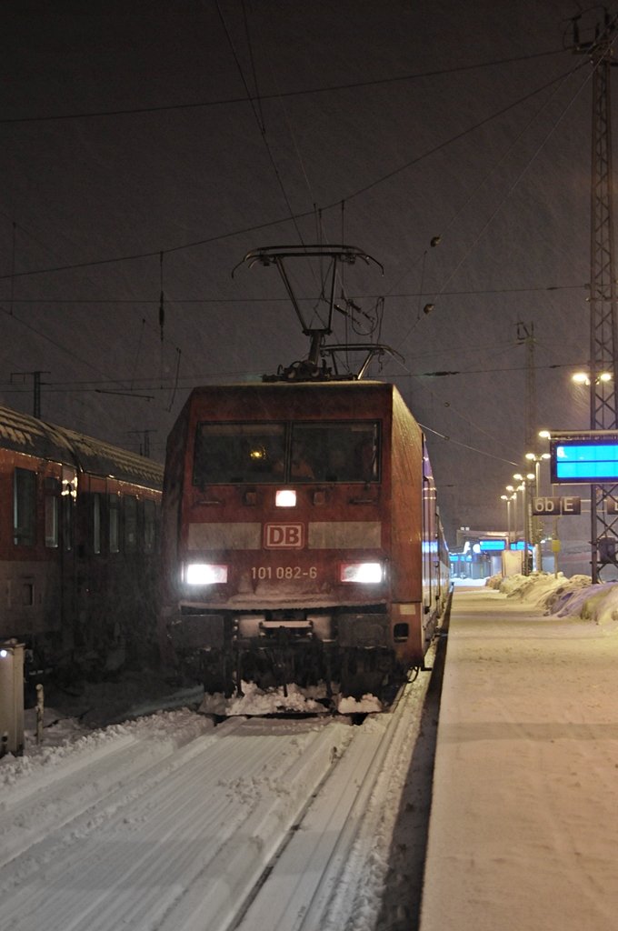 mit beiden  Fhlern  oben, steht 101 082 am Abend des 02.02.2010 bei richtigem Winterwetter im Hbf Stralsund