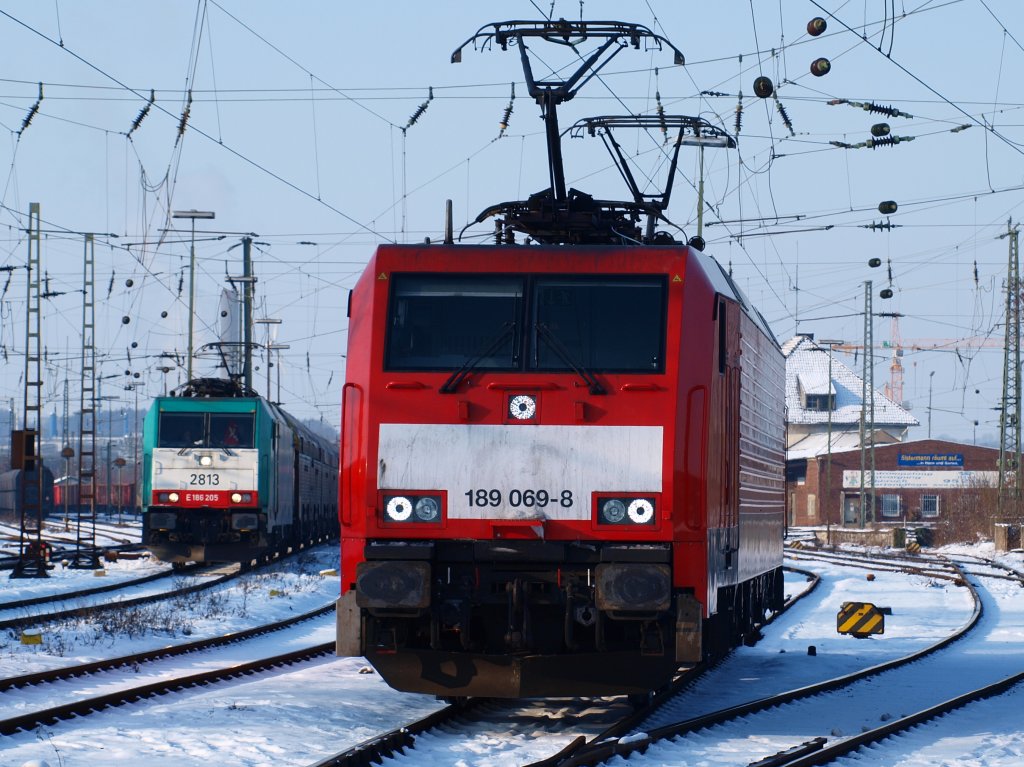 Mit beiden Stromabnehmern oben rangiert 189 069-8 in Aachen West whrend Cobra 186 205 den Bahnhof Richtung Belgien verlt.