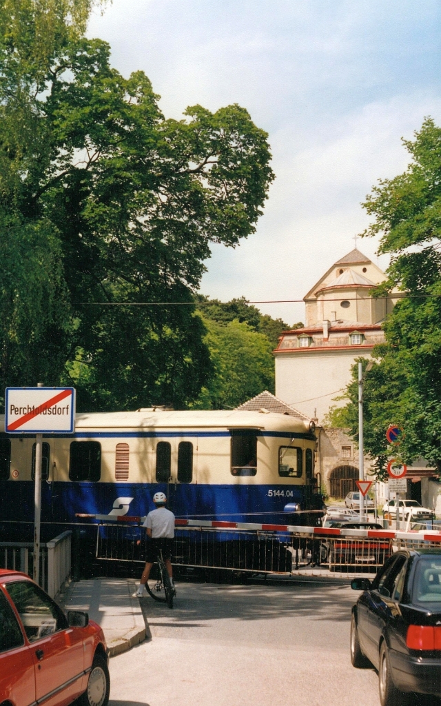 Mit der Bergkirche Rodaun im Hintergrund fhrt am 19.Juni 1993 der 5144.05 in Richtung Liesing. (Scan vom Fotopositiv) 

