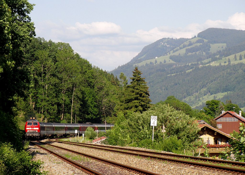 Mit Blick auf die Huser von Knechtenhofen wurde EuroCity 192, Mnchen - Zrich, am 23.06.2012 mit 218 422-4 und einer weiteren 218er, wenige Minuten vor der Durchfahrt von Oberstaufen fotografiert.