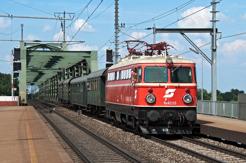 Mit der BR 1042.23 wurde der SDZ R17383 anllich der E-Lok Tage in Strahof wieder zurck nach Wien Sdbahnhof (Ostseite) befrdert. Wien Praterkai, am 13.06.2011.