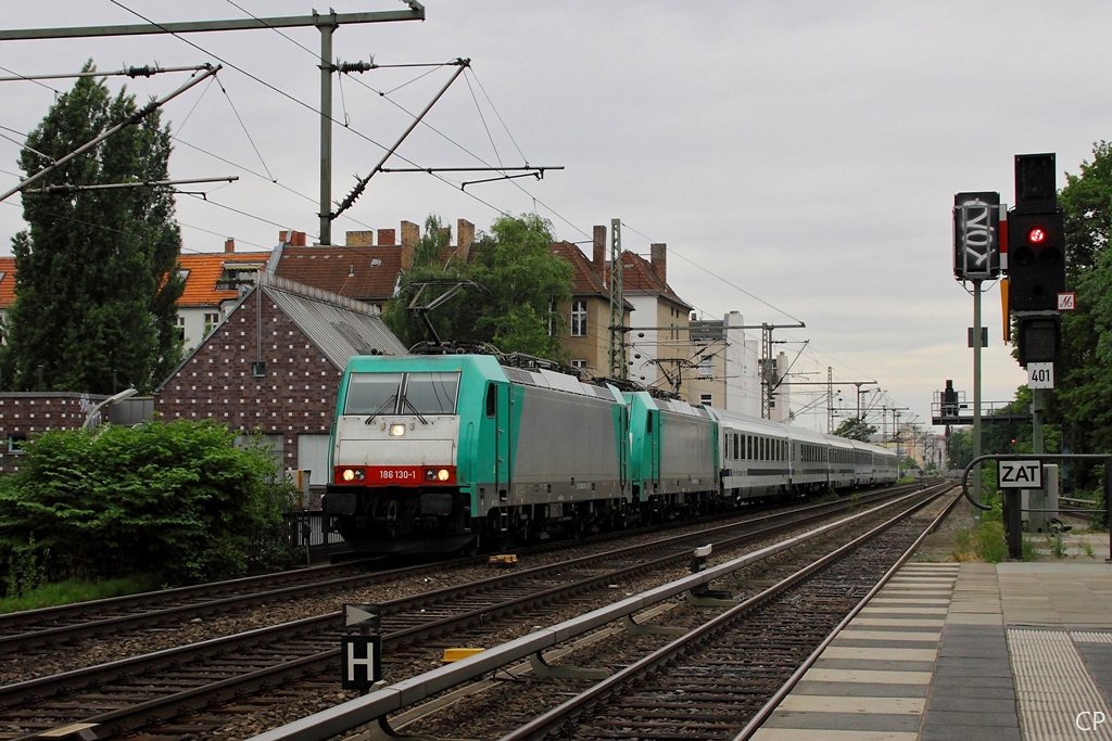 Mit BR 186 in Doppeltraktion (186 130-1 und 186 241-6) fuhr der Berlin-Warschau-Express EC 47 am 12.6.2010 ber die Stadtbahn. (Berlin-Savignyplatz)