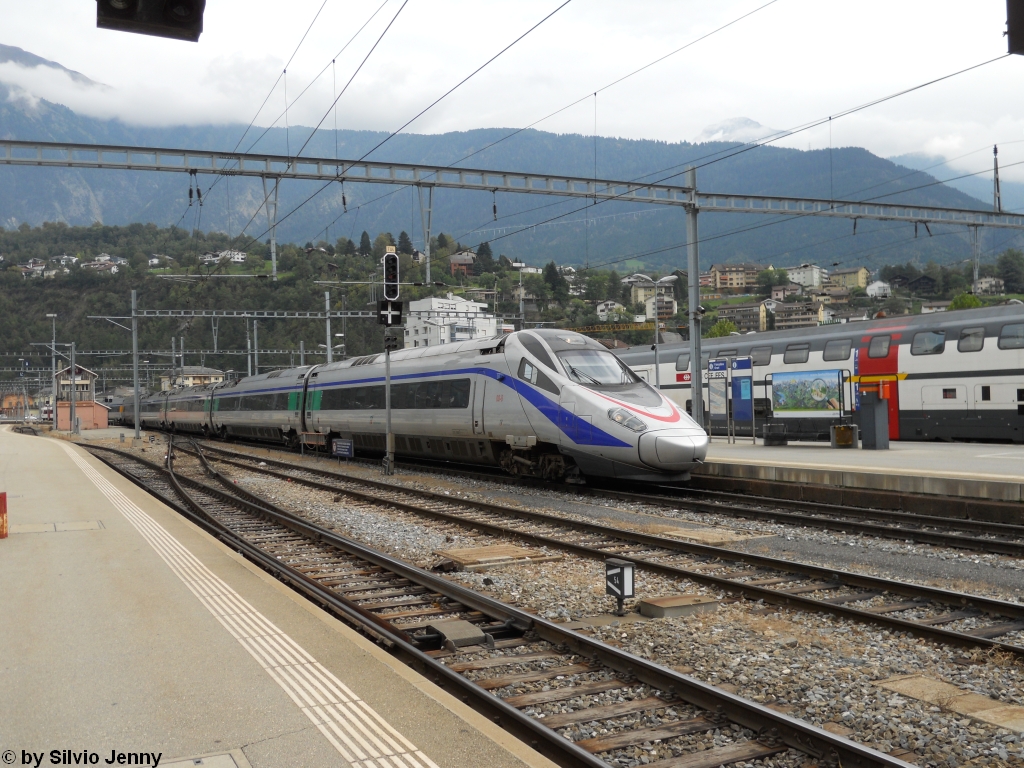 Mit ca. 12 Minuten Versptung erreicht am 18.9.2010 der ETR 610 008 Brig als EC 34 nach Genf.