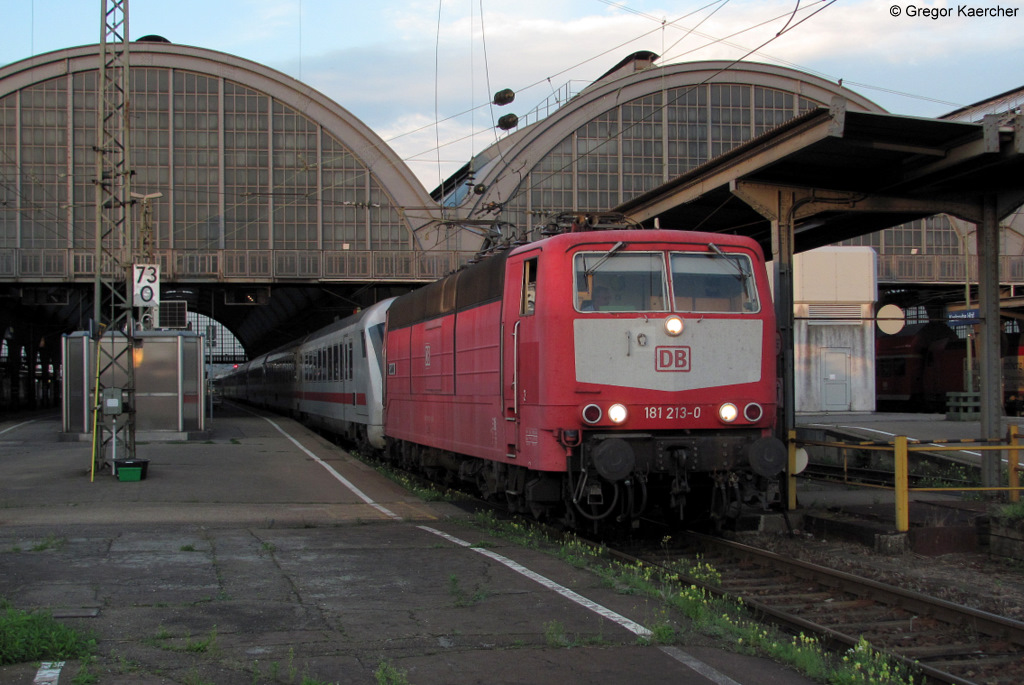 Mit ca. +5 macht sich die orientrote 181 213-0  Saar  mit dem IC 360 (Mnchen-Strasbourg) auf den Weg nach Strasbourg. Aufgrund der Versptung von ca. 5 Minuten wurde der Zug ber Durmersheim nach Rastatt gefhrt, da zum gleichen Zeitpunkt der RE 4725 (Karlsruhe-Konstanz) die Strecke ber Malsch, Muggensturm nach Rastatt nimmt.