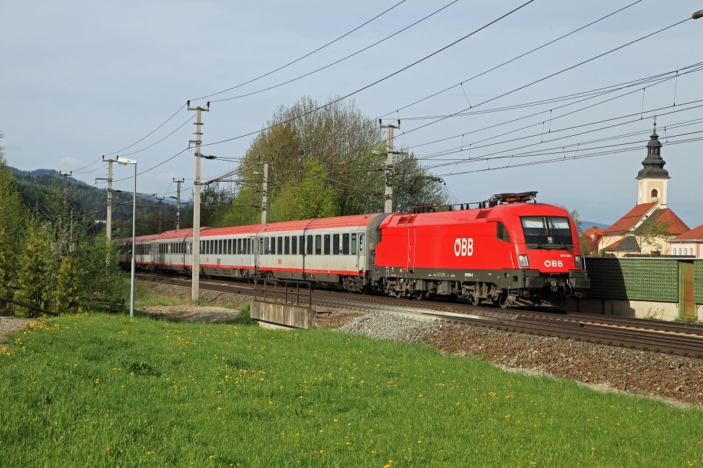 Mit ca.90 Minuten Versptung ist die 1016 004 mit EN234 (Rom - Wien) am 29.04.2013 bei Kindberg zu sehen.