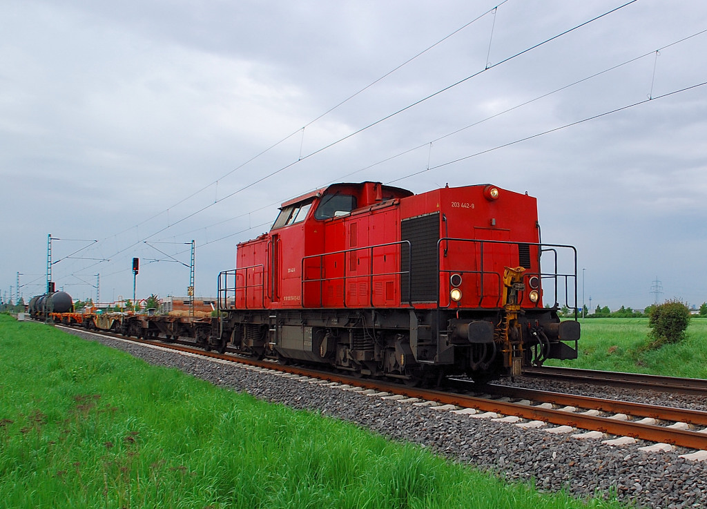 Mit Container- und Kesselwagen am Hacken ist die 203 442-9 bei Allerheiligen in Richtung Kln unterwegs. 10.Mai 2012