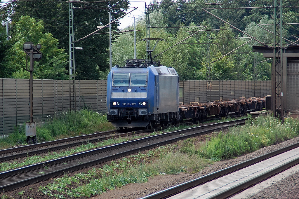 Mit Containertragwagen in Richtung Seelze kommt die 185 CL 009 durch Dedensen-Gmmer am Samstag den 9.7.2011 gefahren.